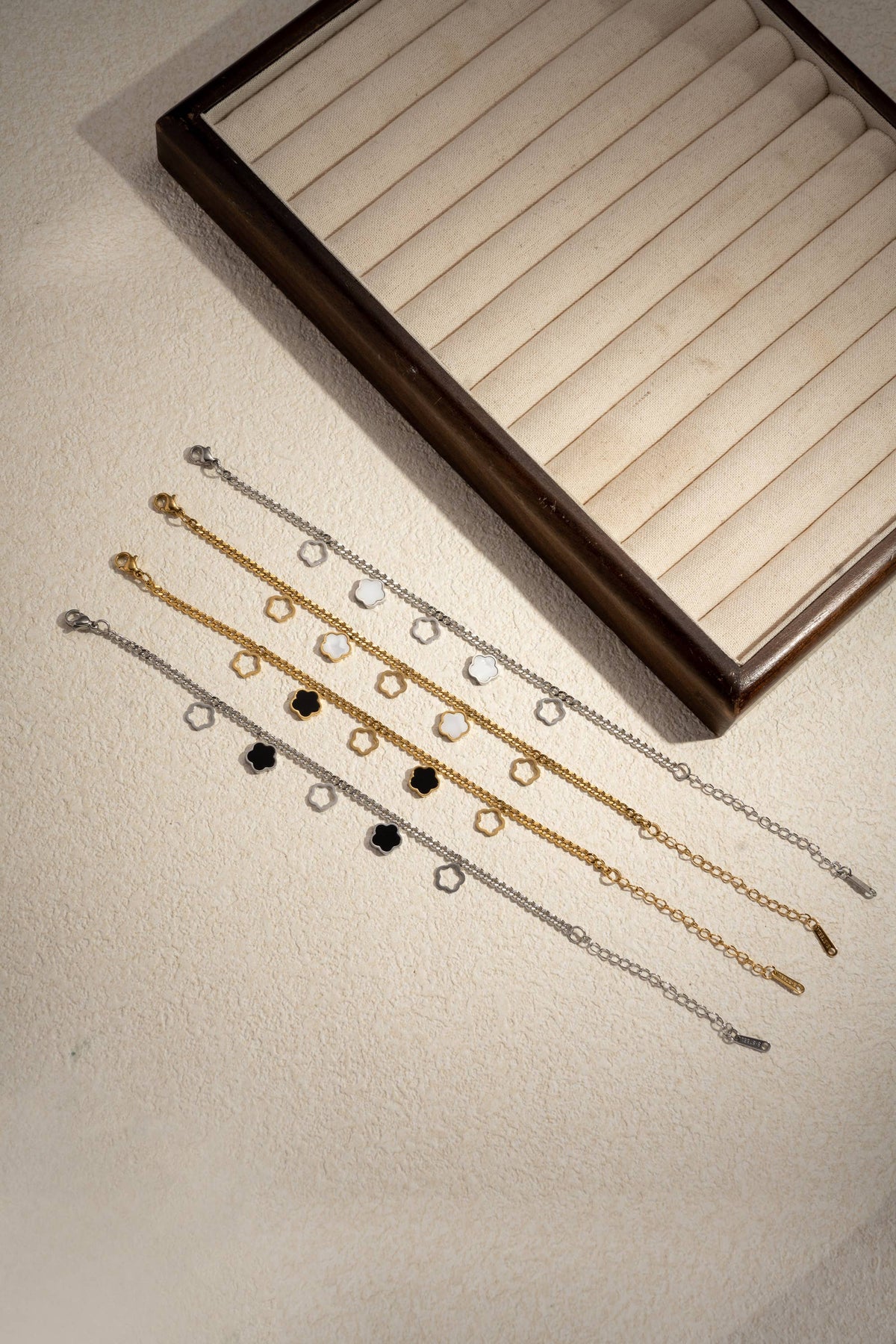 Stainless steel clover charm bracelet: Yellow gold