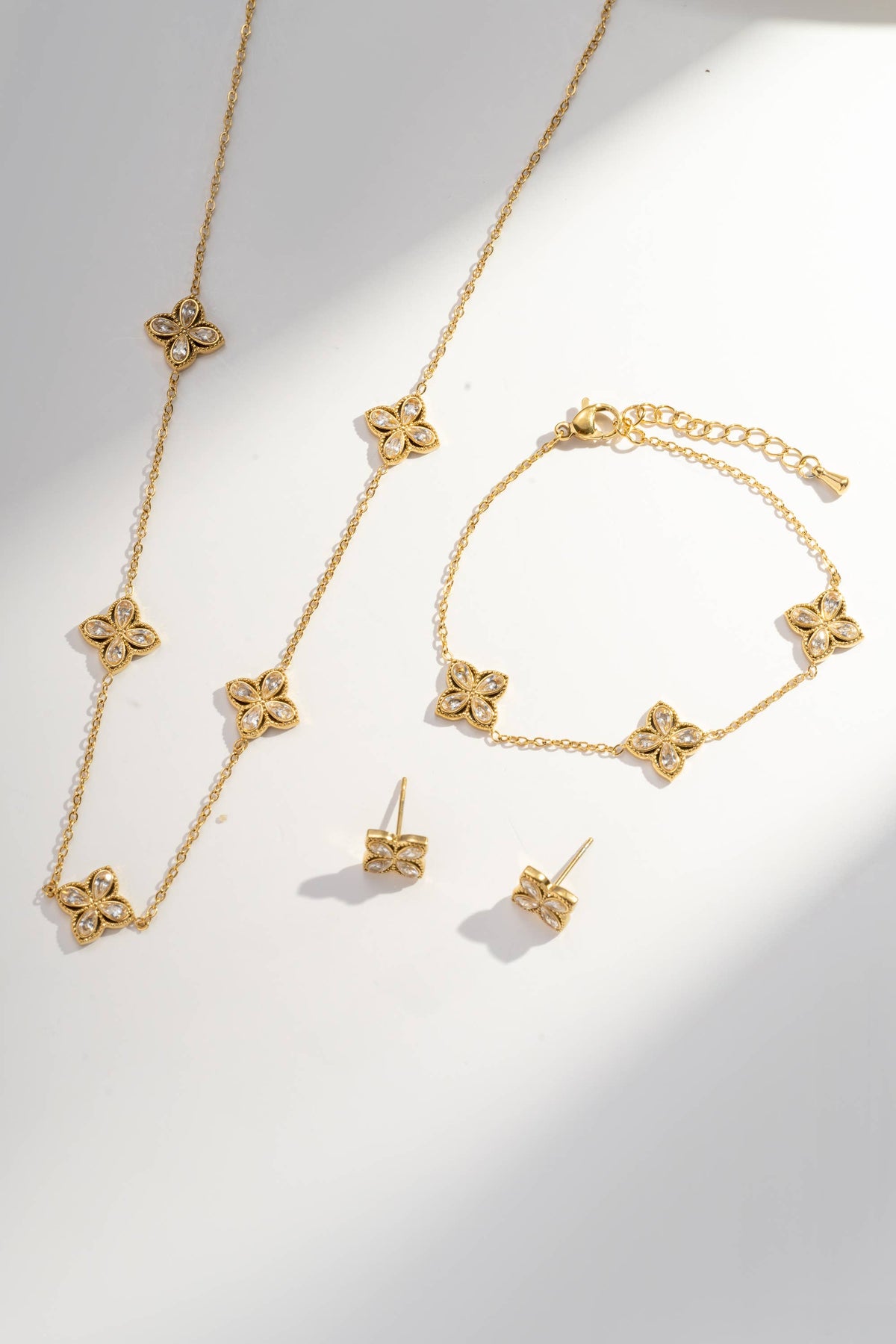 Refined "Crystal Clover" bracelet in stainless steel