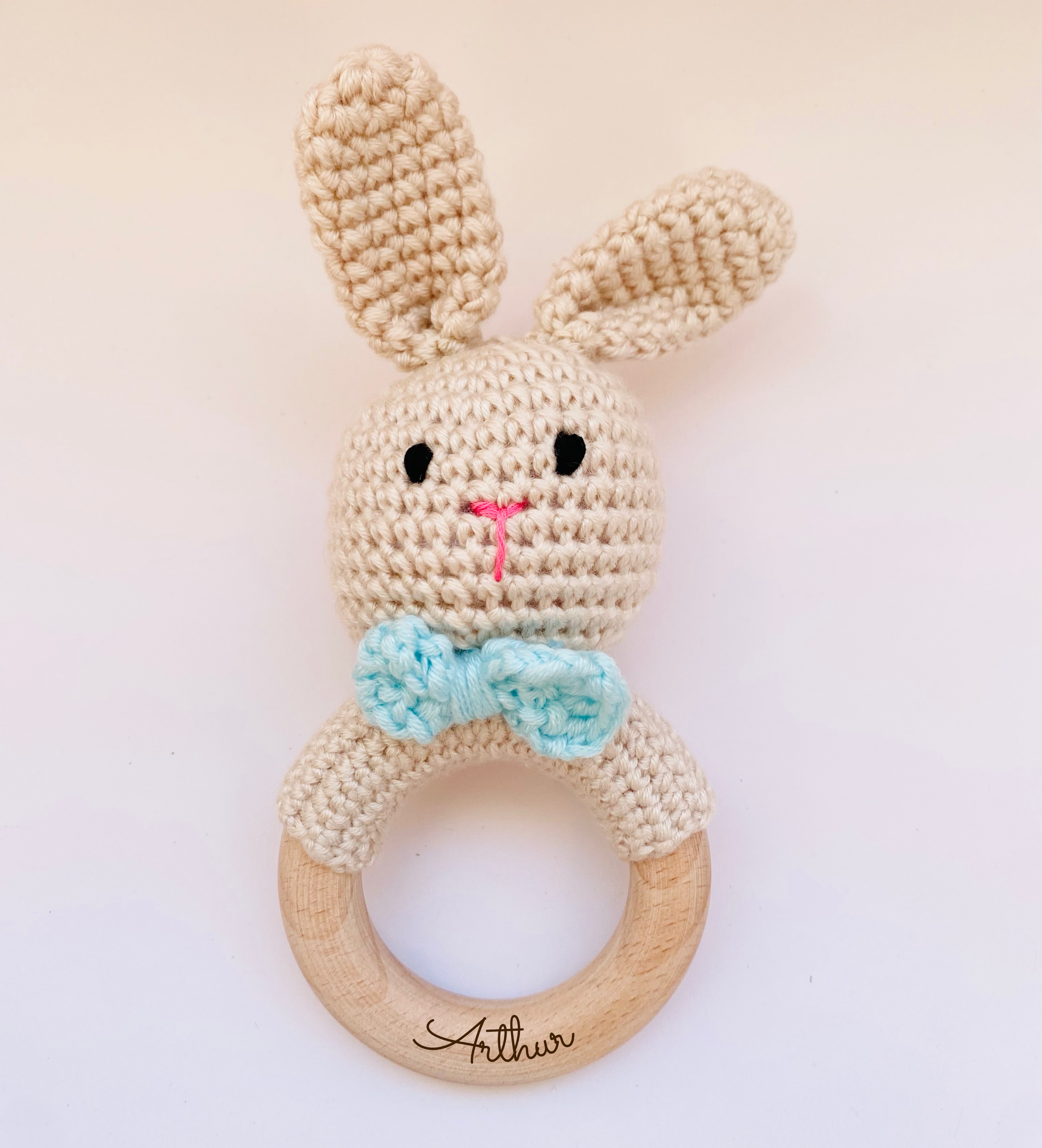 Crochet rattle for babies : Yellow and white lion