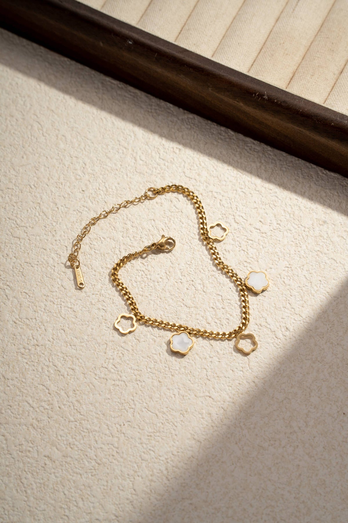 Stainless steel clover charm bracelet: Yellow gold